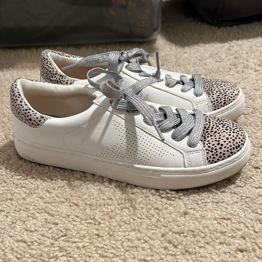 Universal Thread Cadey Lace Up Sneakers
